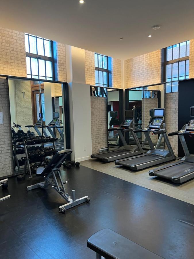 Beautiful One Bedroom Downtown With Pool And Free Parking