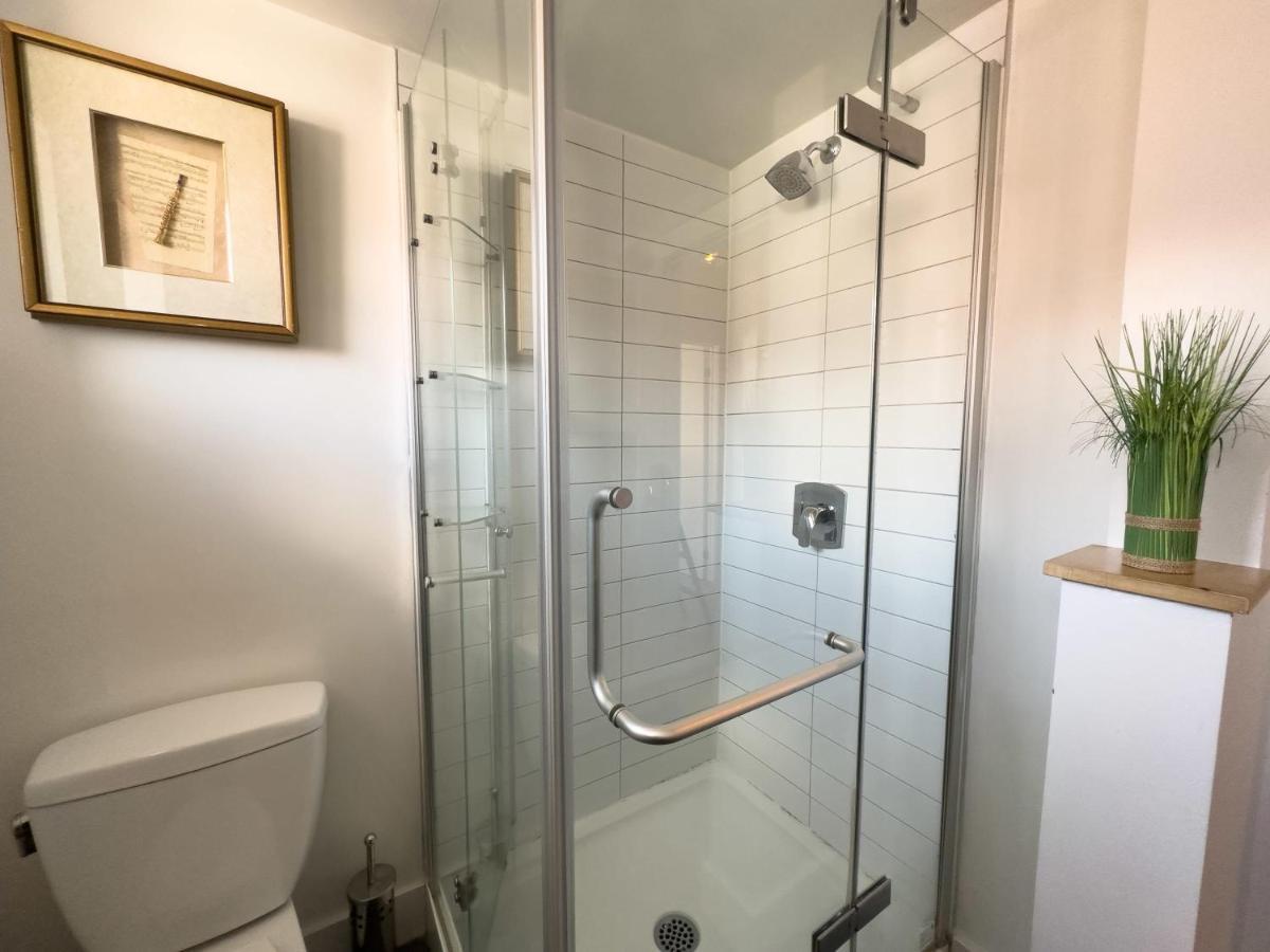 Vibrant 5-bed 5mins To Jarry Metro *