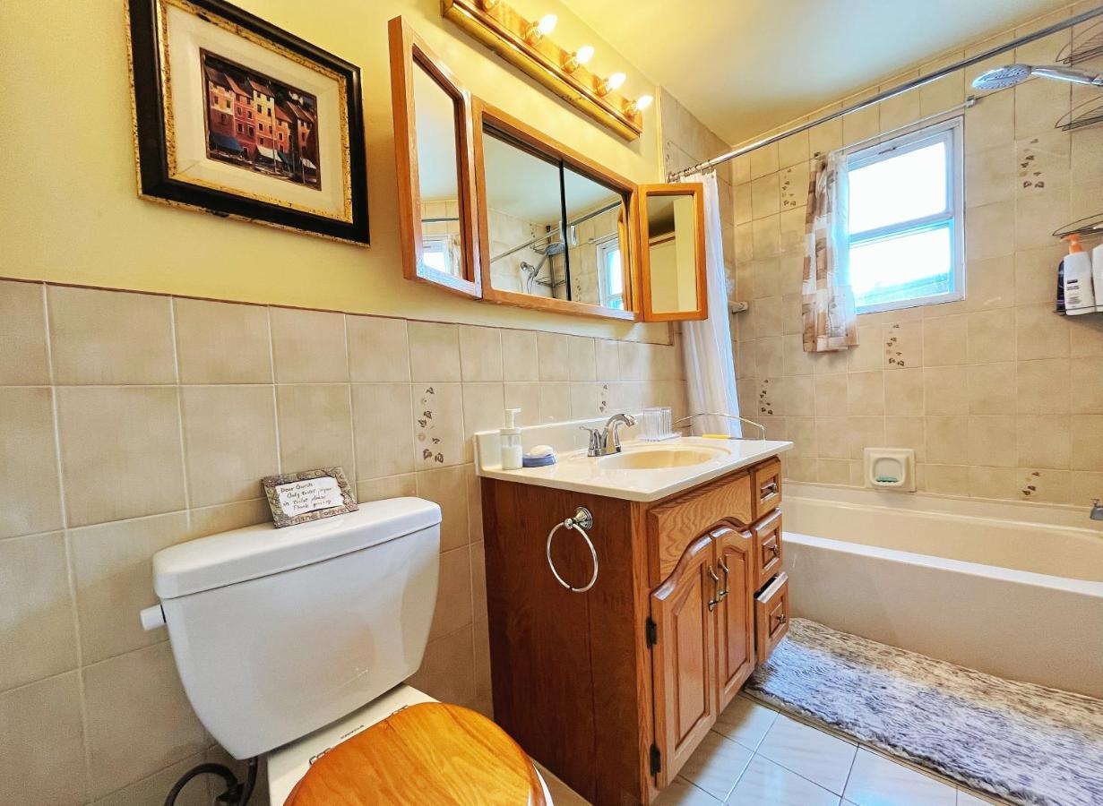 Peace House Subway&private Parking 5 Mins Downtown Villa