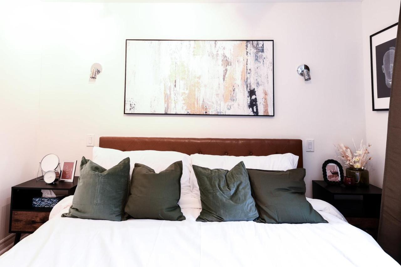 Large 3 Bed 2 Bath For 8 In Center Of Golden Square Mile - Stanley House Holiday home Montreal