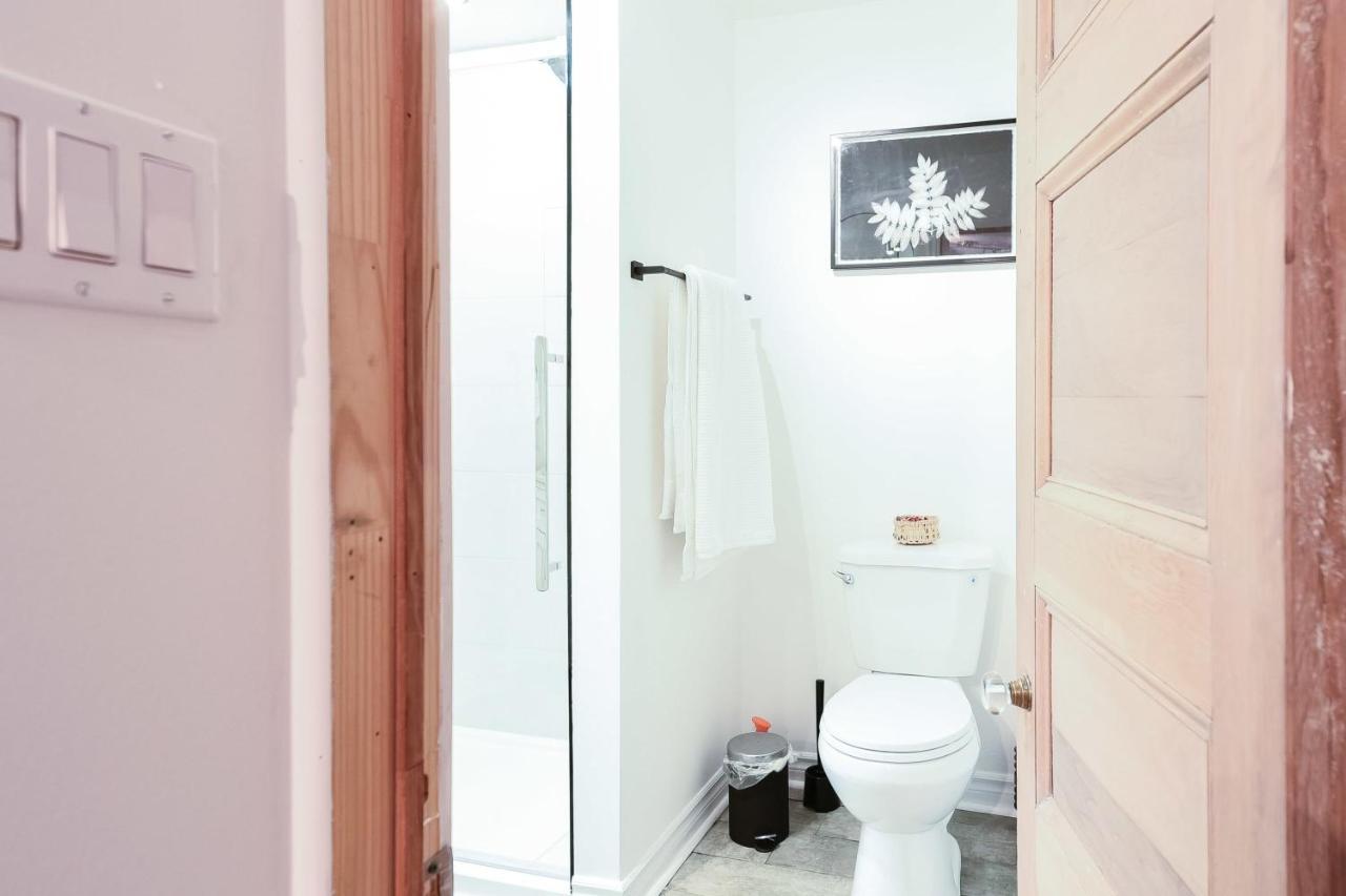 Large 3 Bed 2 Bath For 8 In Center Of Golden Square Mile - Stanley House