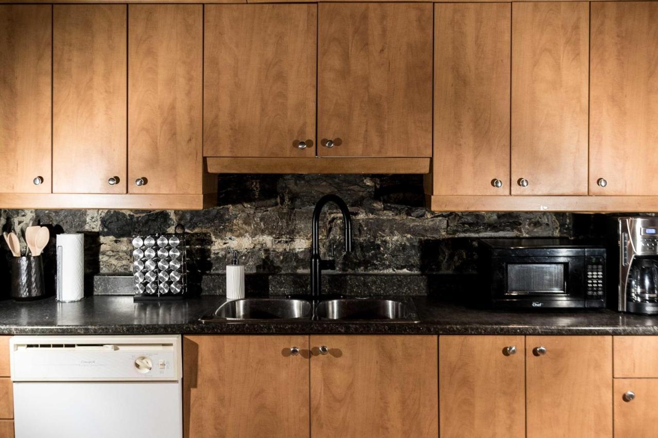 Large 3 Bed 2 Bath For 8 In Center Of Golden Square Mile - Stanley House Holiday home Montreal