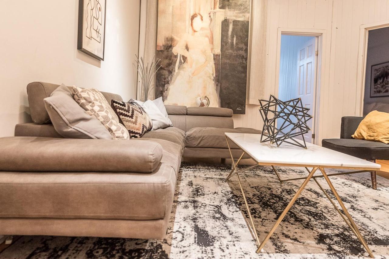 Spacious 2 Bedroom In The Heart Of *
