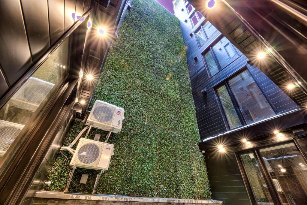 Brand New 2 Bd Modern In Old F2 *