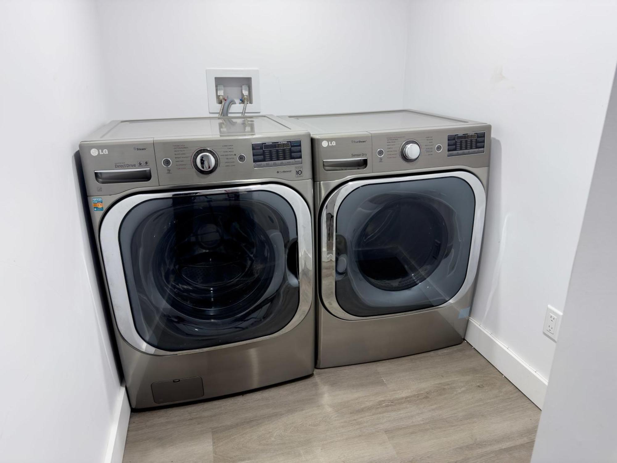 Chic 2 Bedr In Rosemont 12min Walk To Metro Apartment