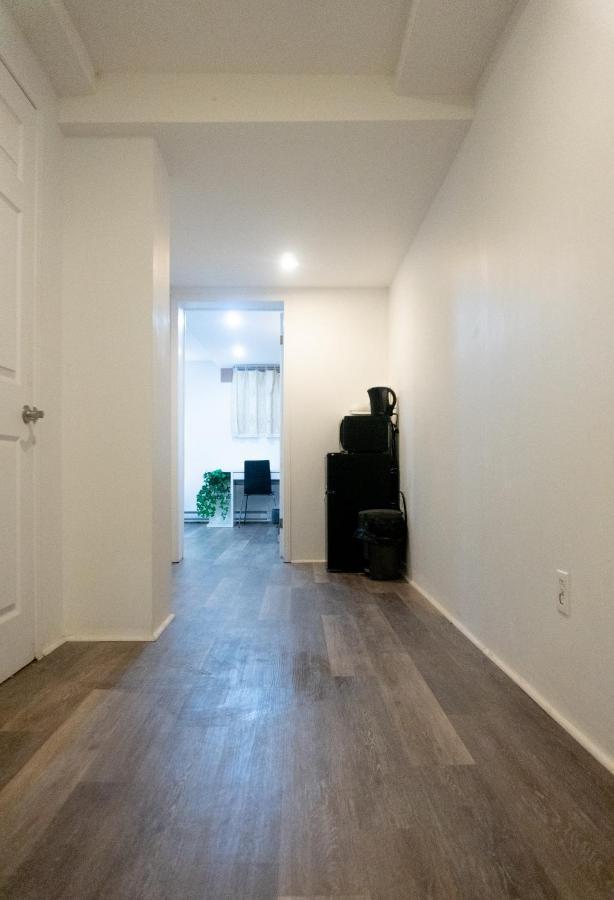 Guest house Newly Renovated Studio, Separate Entrance Montreal