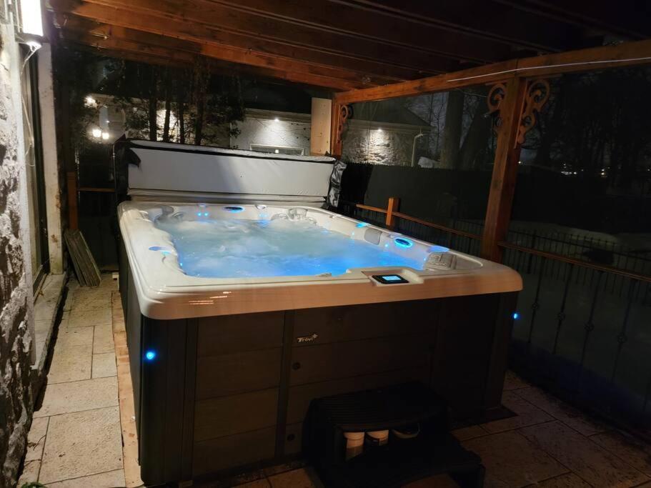 Villa Amazing 8br Waterview House & Montreal