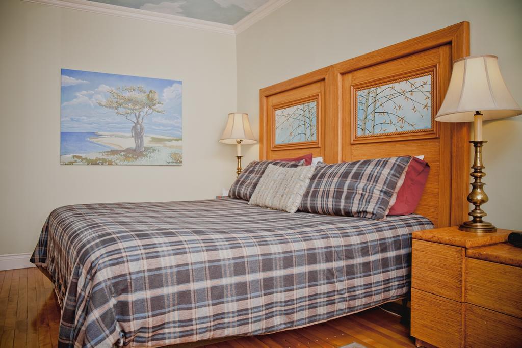 Bed & Breakfast Maison Des Jardins B & B Montreal