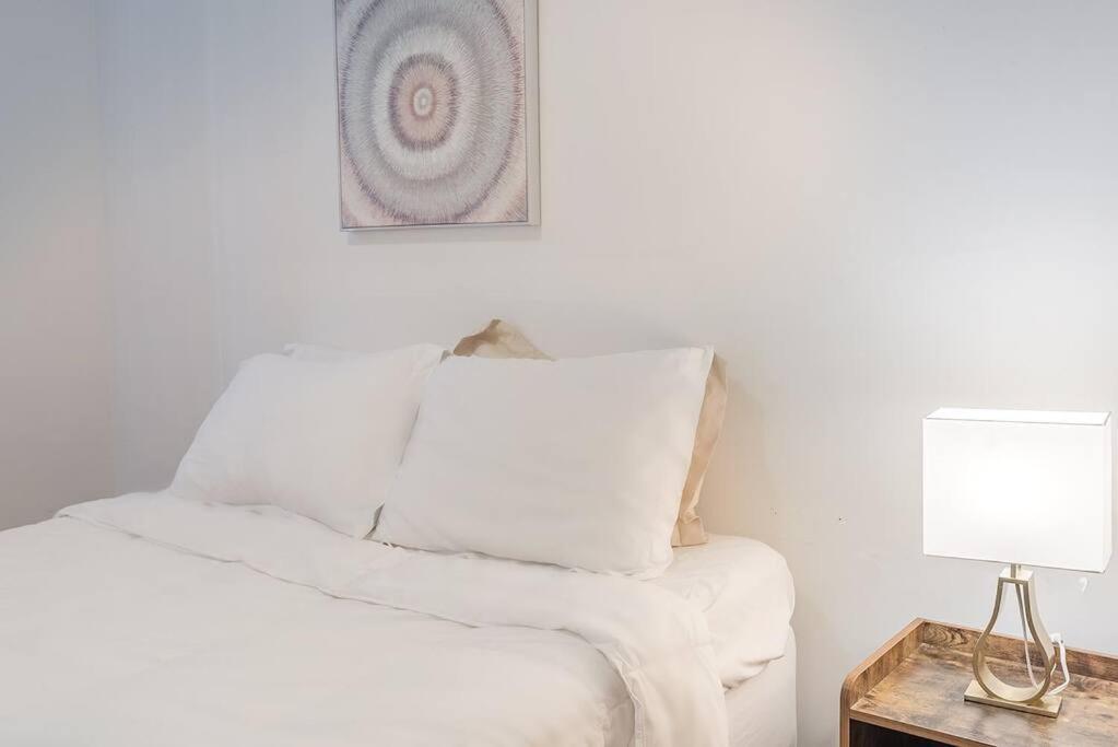 Beautiful 2bedroom Near Downtown Apartment *