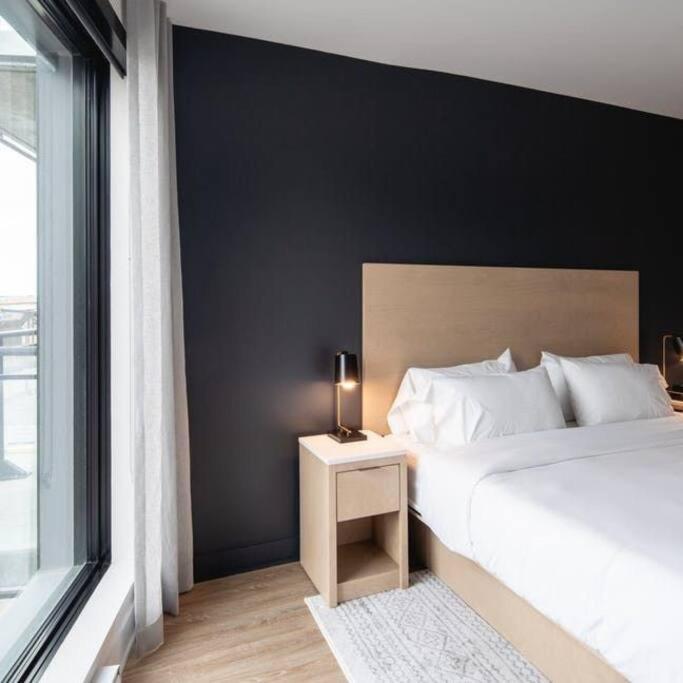 Mind Blowing View - 2 Beds - Pool & - Downtown * Montreal
