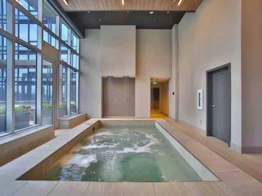 Mind Blowing View - 2 Beds - Pool & - Downtown Apartment *