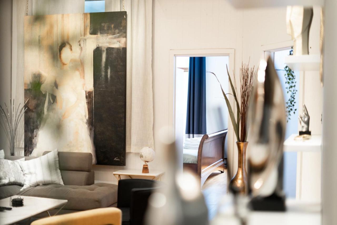 Spacious 2 Bedroom In The Heart Of *