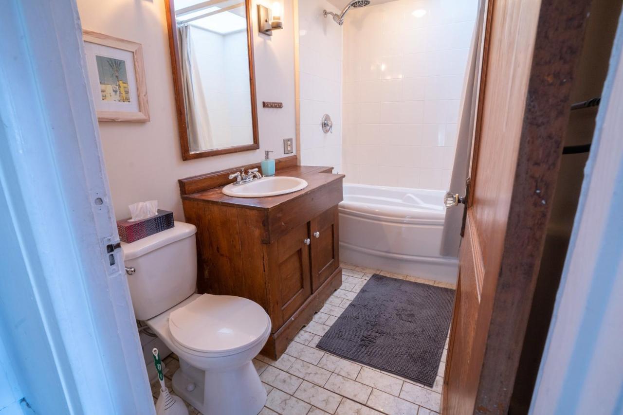 Beautiful 3 Beds Apt - 3mins From Metro Apartment Montreal