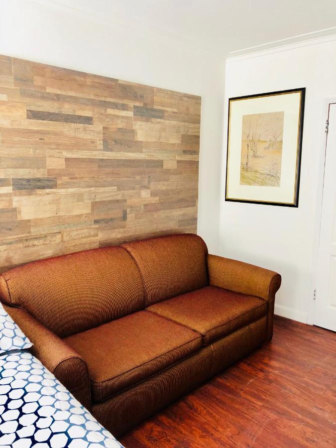 Apartment Stylish Apartment: Comfortable In The Golden Square Mile