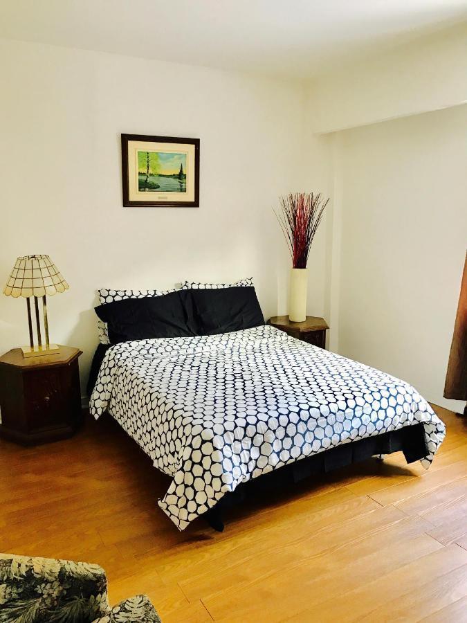 Apartment Stylish Apartment: Comfortable In The Golden Square Mile *