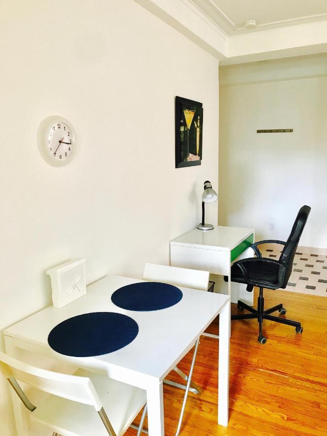 Apartment Stylish Apartment: Comfortable In The Golden Square Mile *