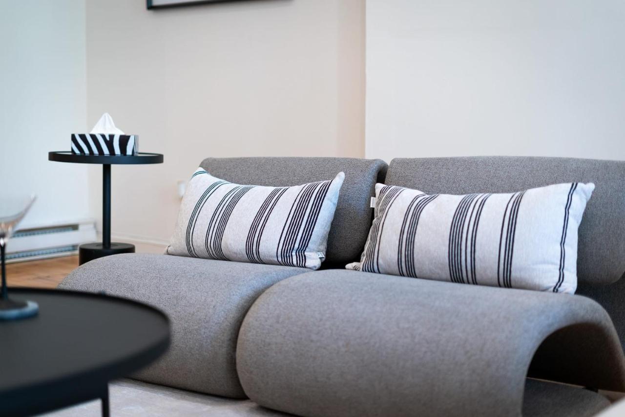 Large And Beautiful In Heart Of Apartment *