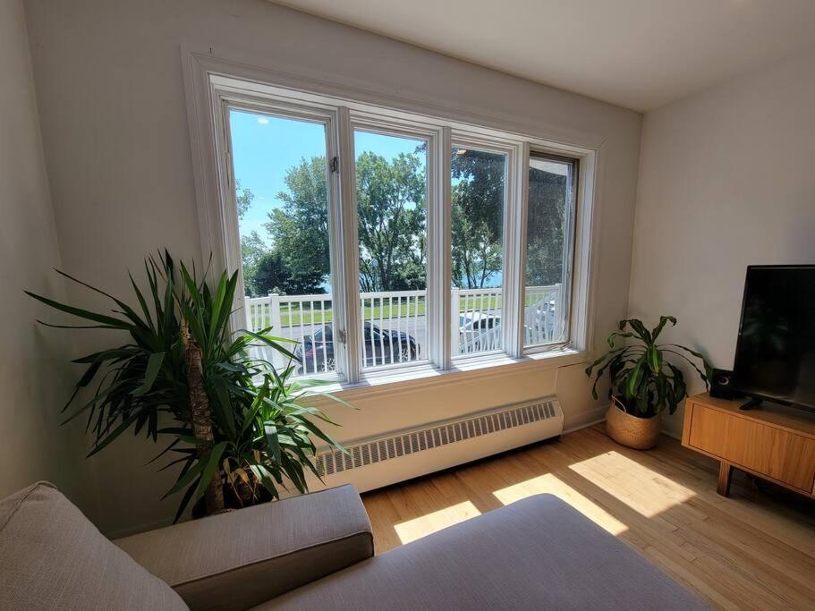Bright Riverfront 3-bedroom Apartment