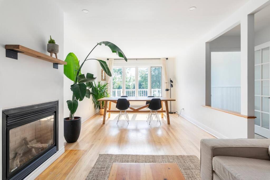 Bright Riverfront 3-bedroom Apartment Montreal