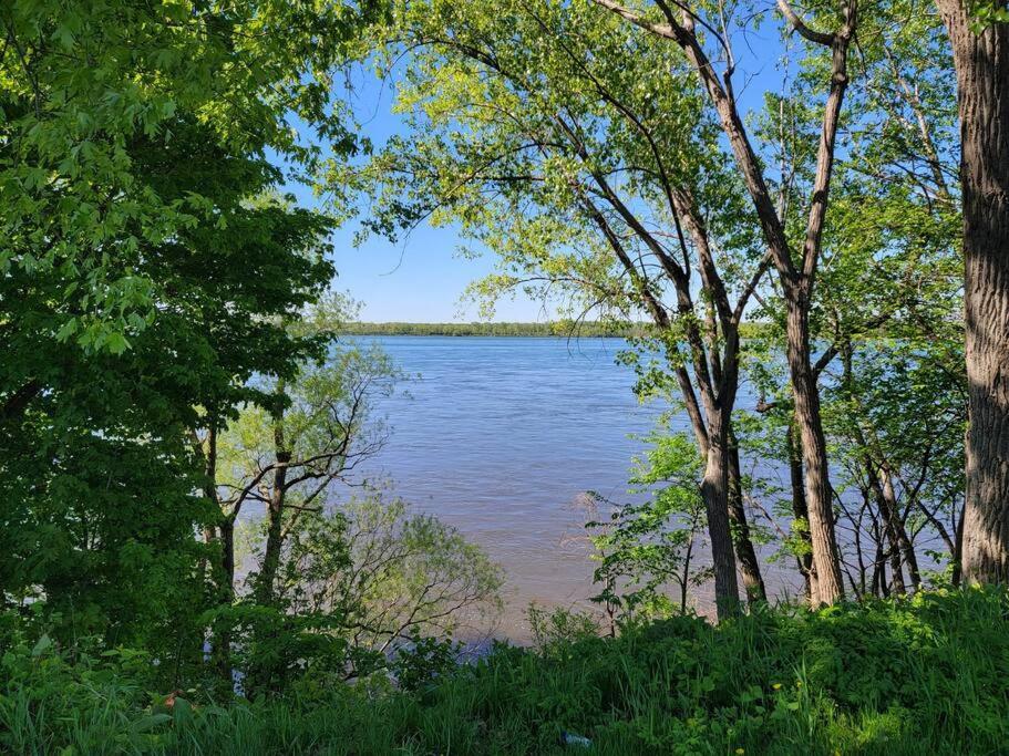 Apartment Bright Riverfront 3-bedroom *