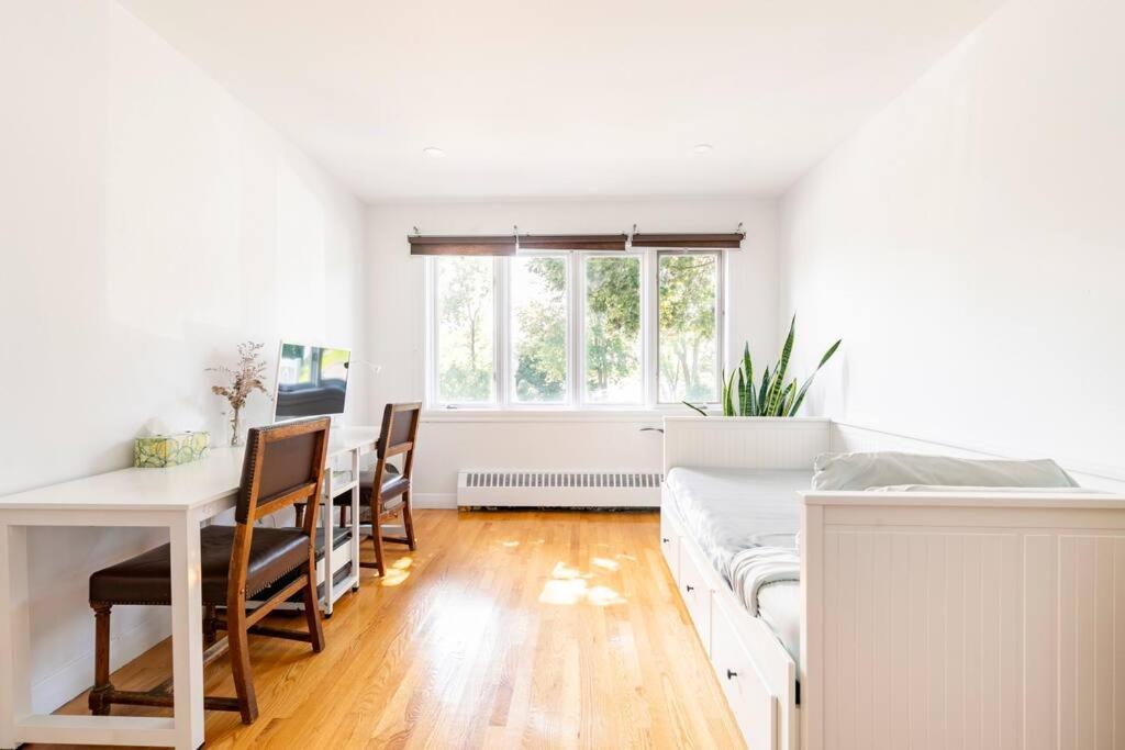 Bright Riverfront 3-bedroom Apartment *
