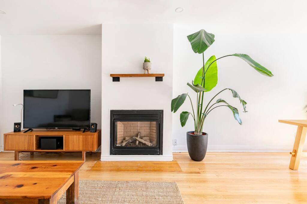 Bright Riverfront 3-bedroom Apartment *