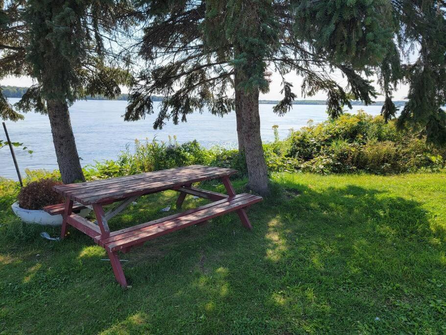 Bright Riverfront 3-bedroom * Montreal