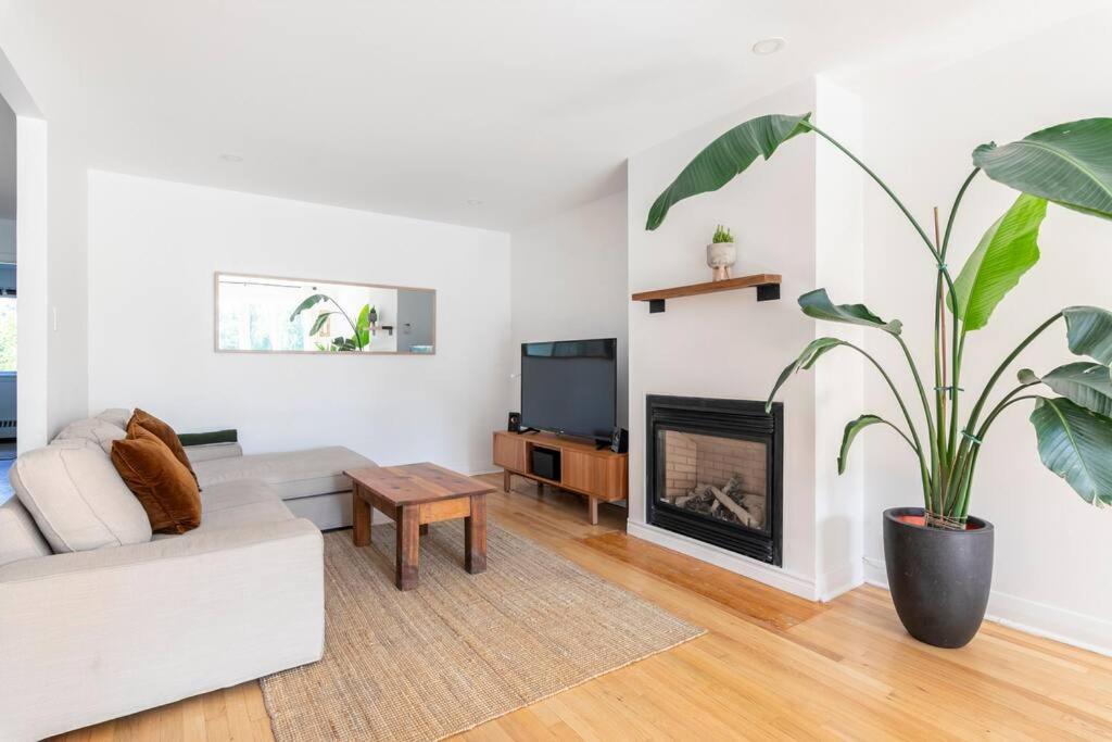 Bright Riverfront 3-bedroom Apartment