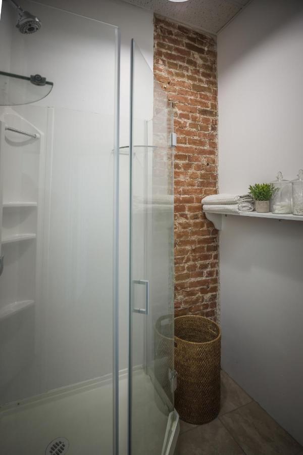 Hostel Le 402 *