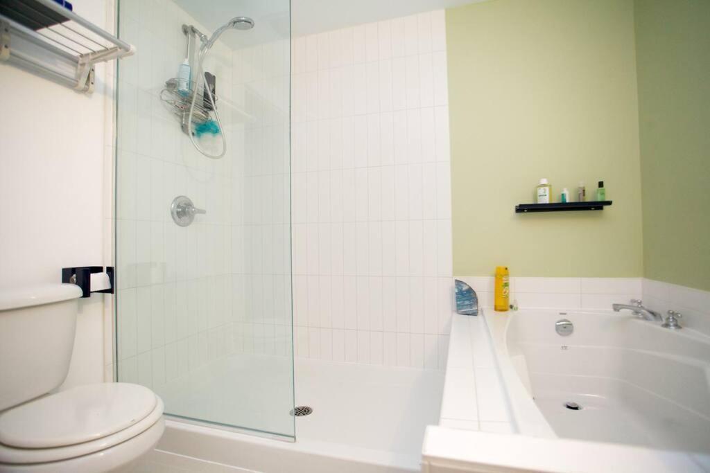 Apartment Grand Loft 1chambre Fermee Mile-end-petite Italie! *