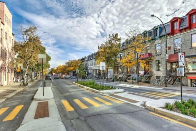 Apartment Location - Beautiful 3 Bedroom - Walkscore 100 *
