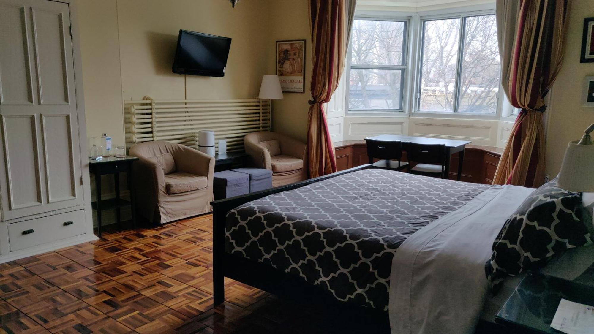 Gingerbread Manor Bed & Breakfast 3*