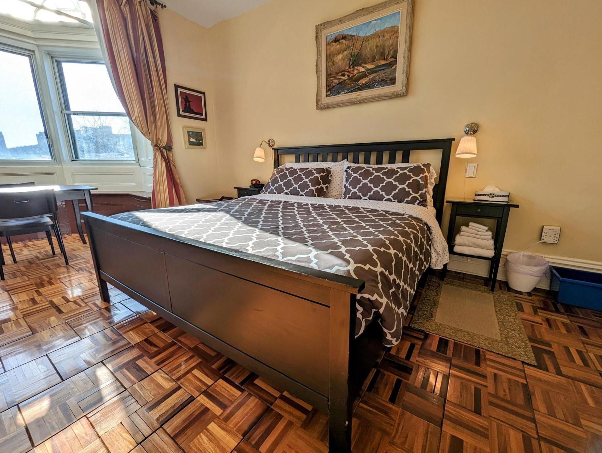 Gingerbread Manor 3* Montreal