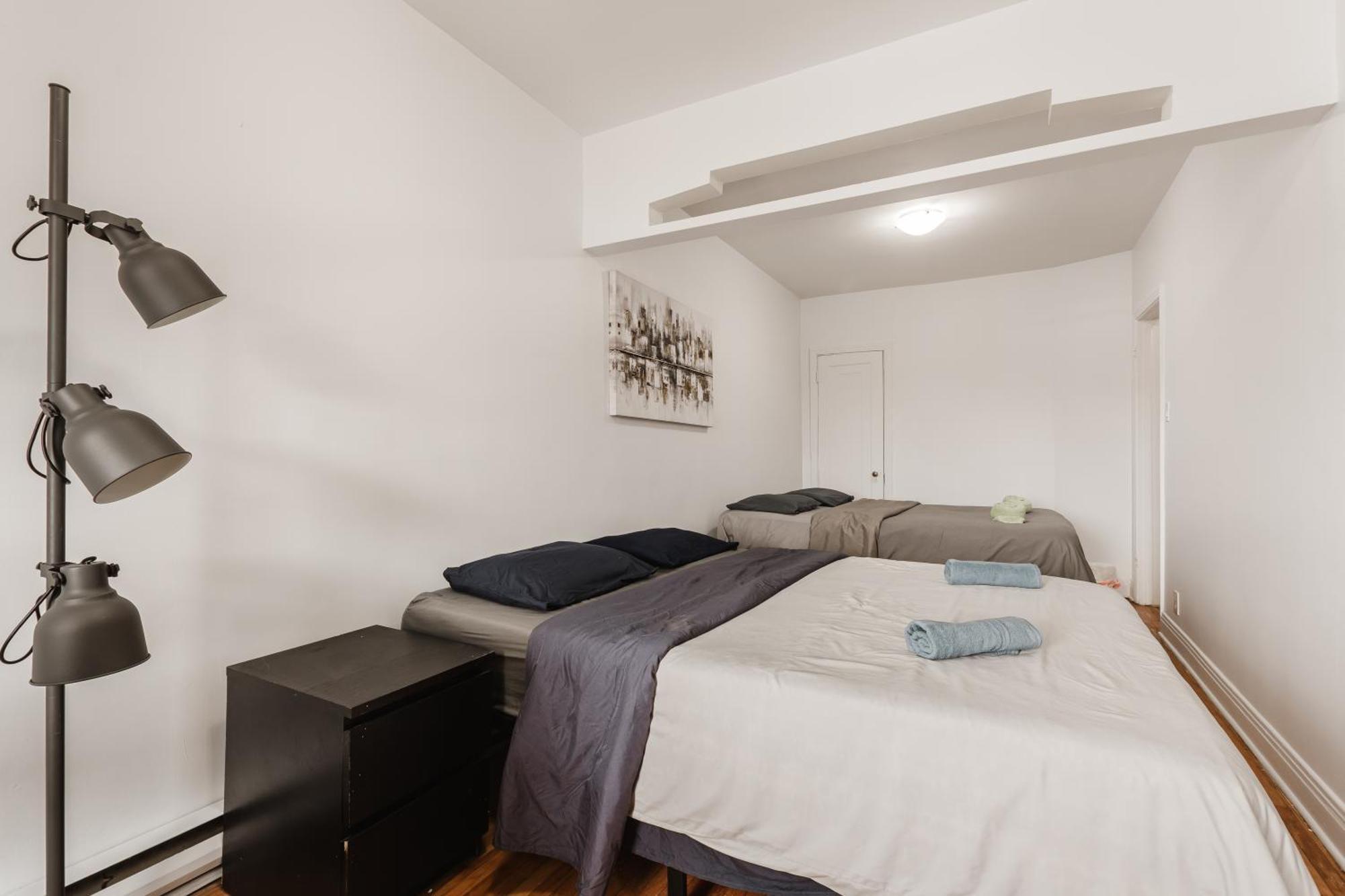 One Bedroom Near Frontenac Metro 2159-05 Apartment