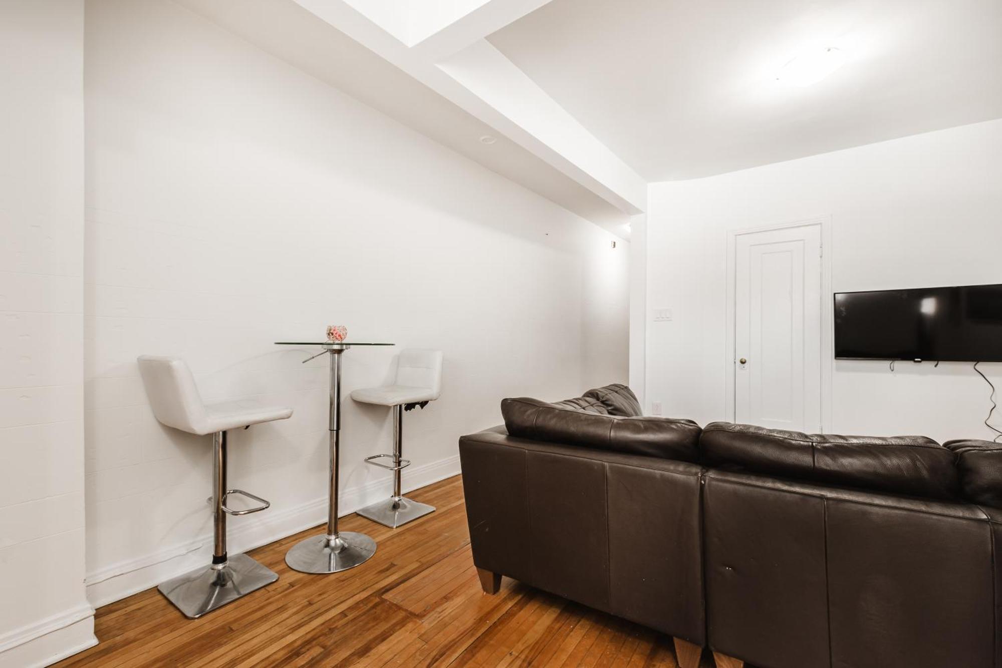 One Bedroom Near Frontenac Metro 2159-05