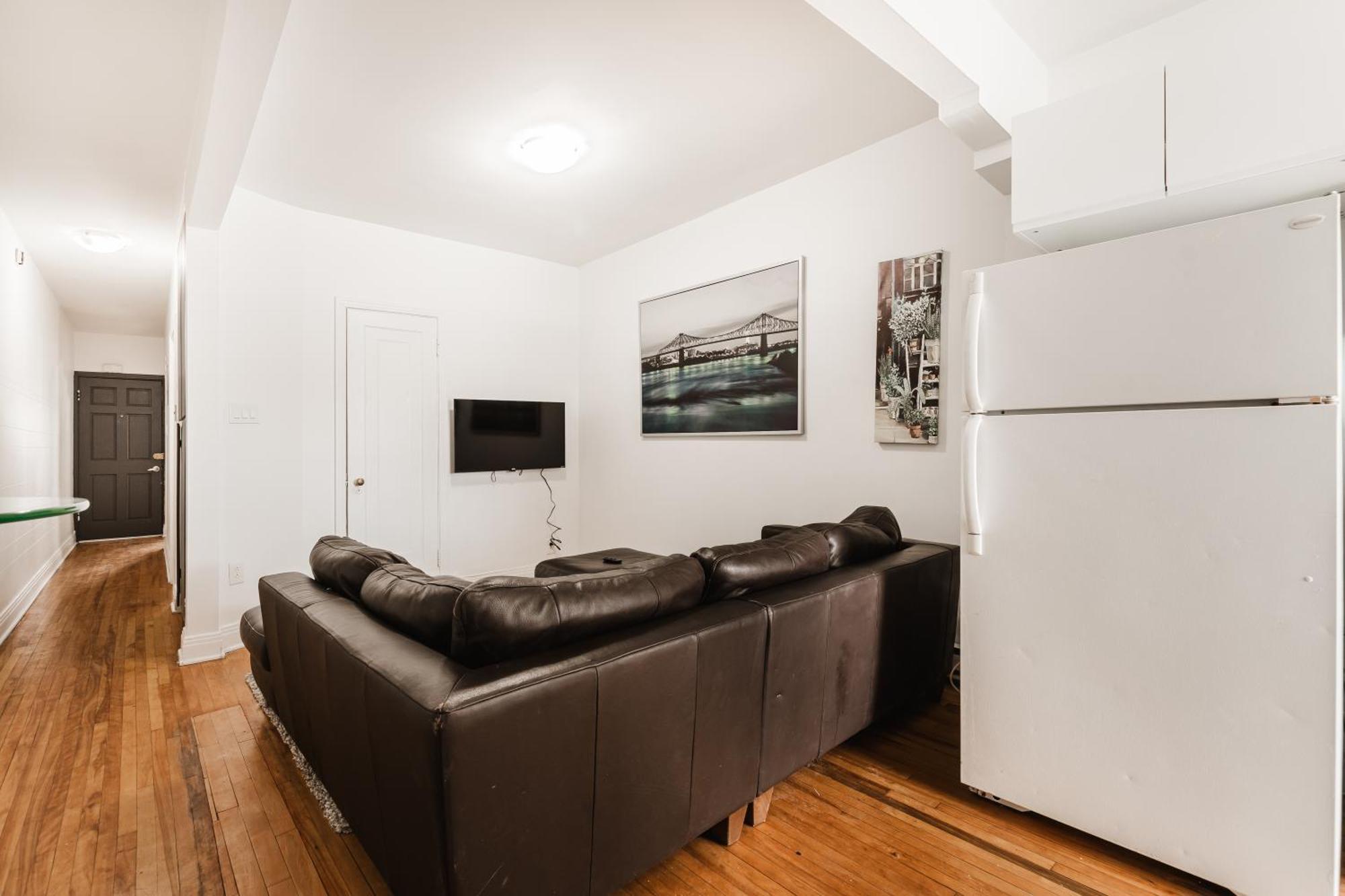 Apartment One Bedroom Near Frontenac Metro 2159-05