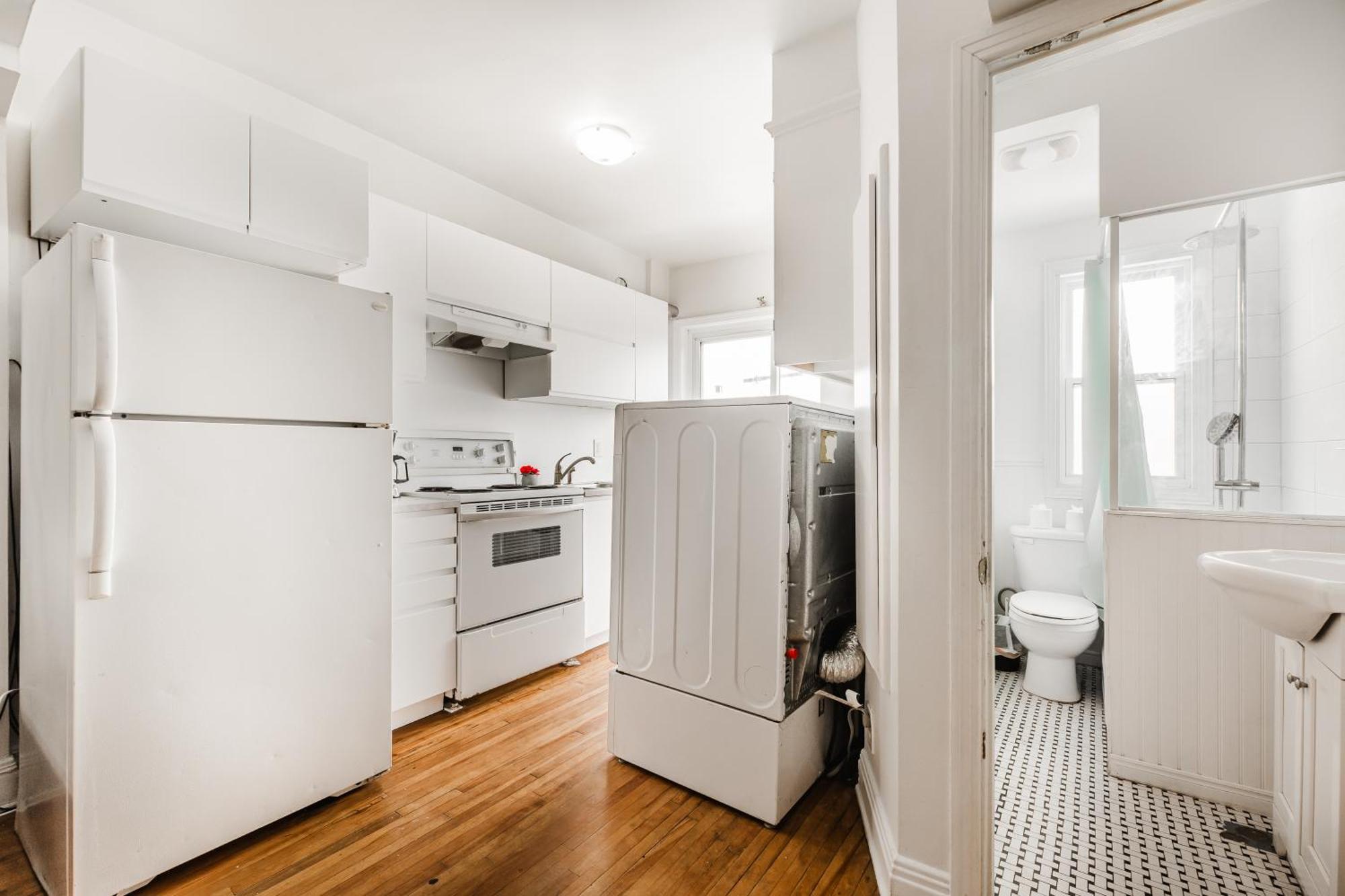 One Bedroom Near Frontenac Metro 2159-05 Apartment