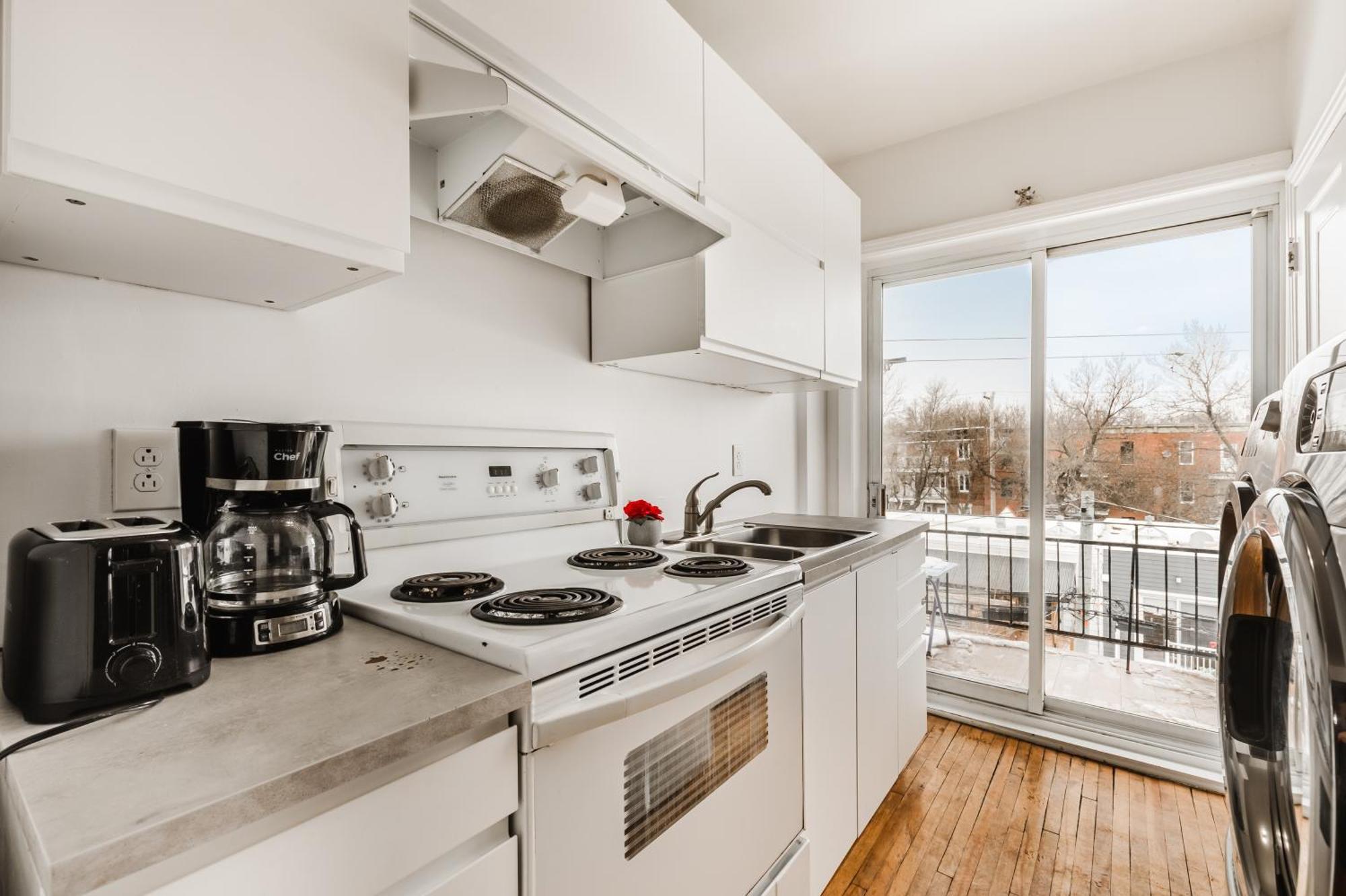 Apartment One Bedroom Near Frontenac Metro 2159-05 *