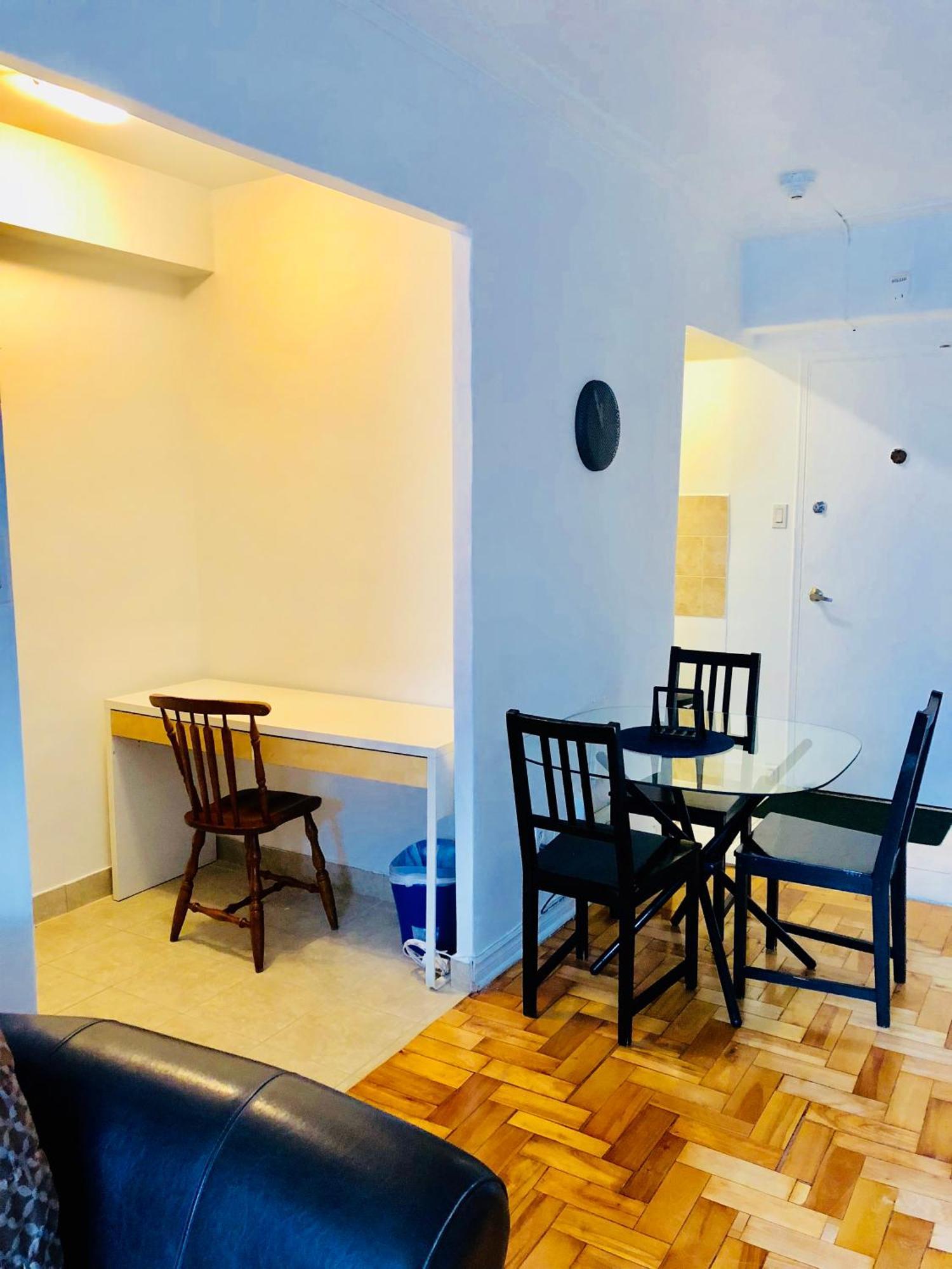 Stylish Apartment: Comfortable In The Golden Square Mile *