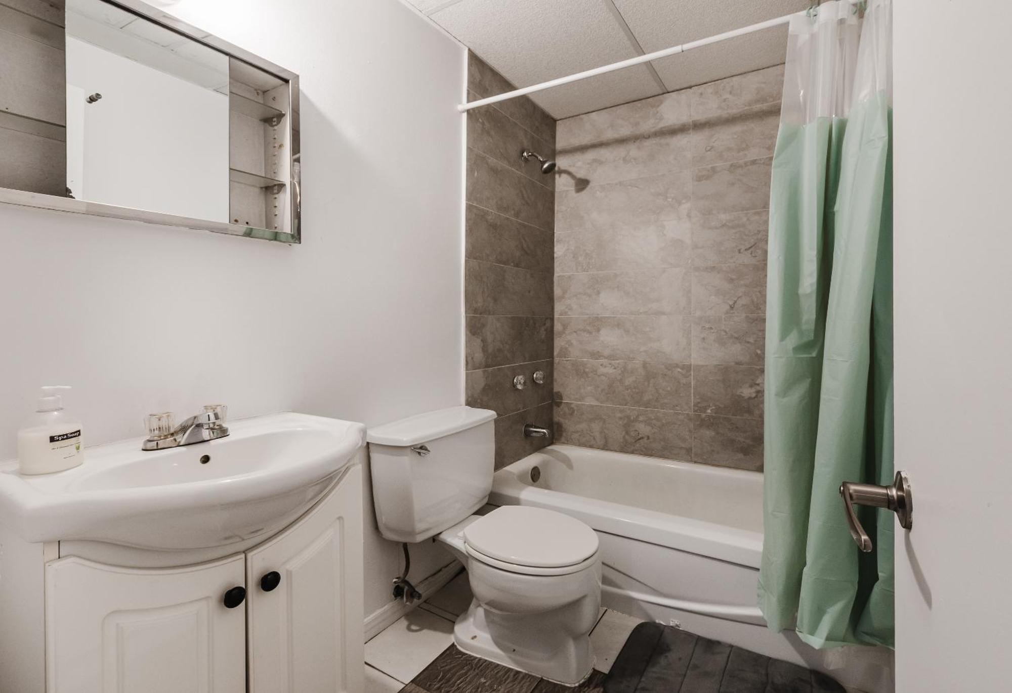 Spacious 3 Bedroom - 572 Apartment *