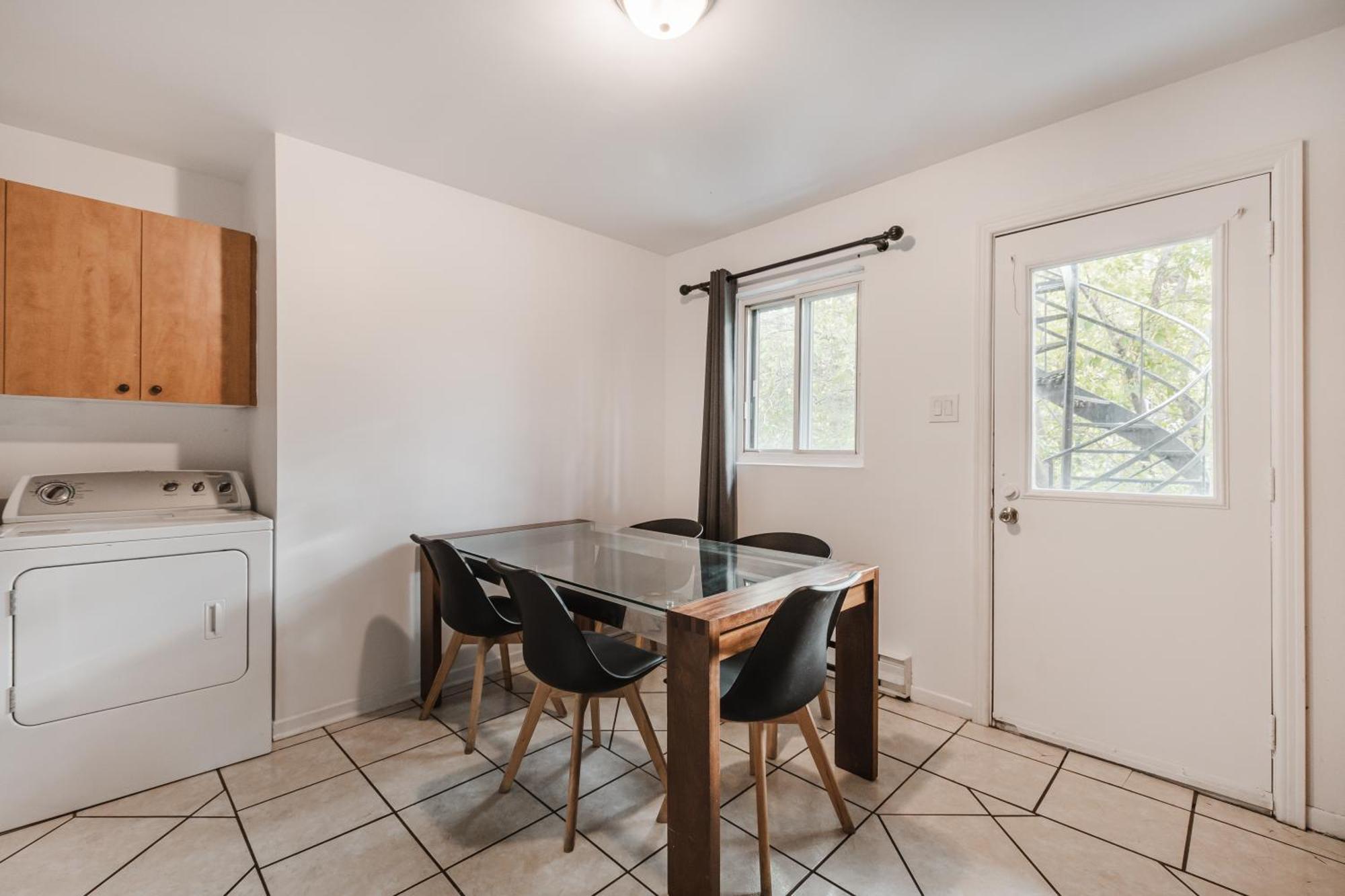 Spacious 3 Bedroom - 572