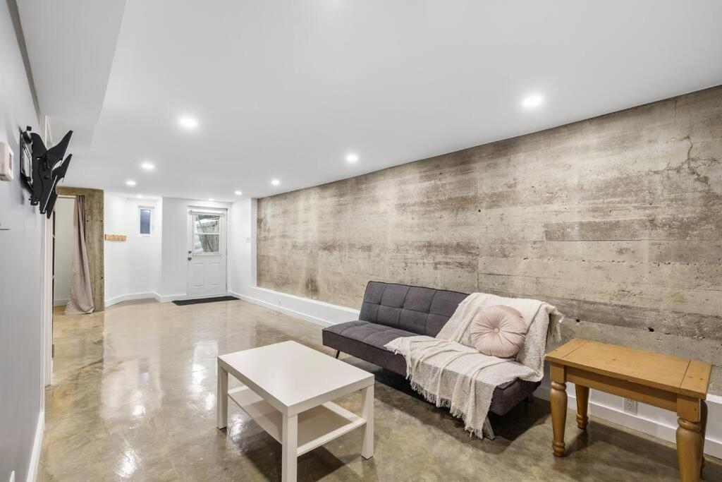 Spacious 3 Bedrooms/2 Bathrooms In