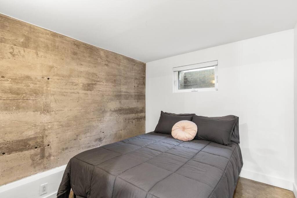 Spacious 3 Bedrooms/2 Bathrooms In