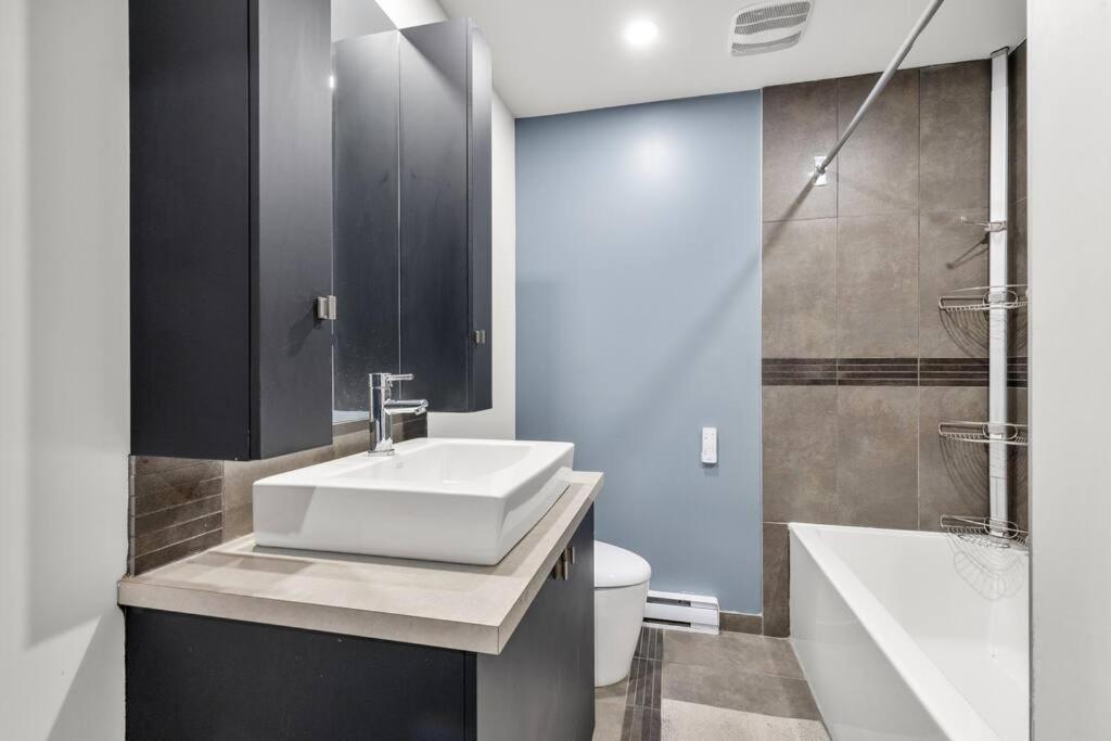 Spacious 3 Bedrooms/2 Bathrooms In Apartment Montreal