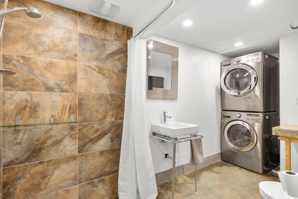 Spacious 3 Bedrooms/2 Bathrooms In *