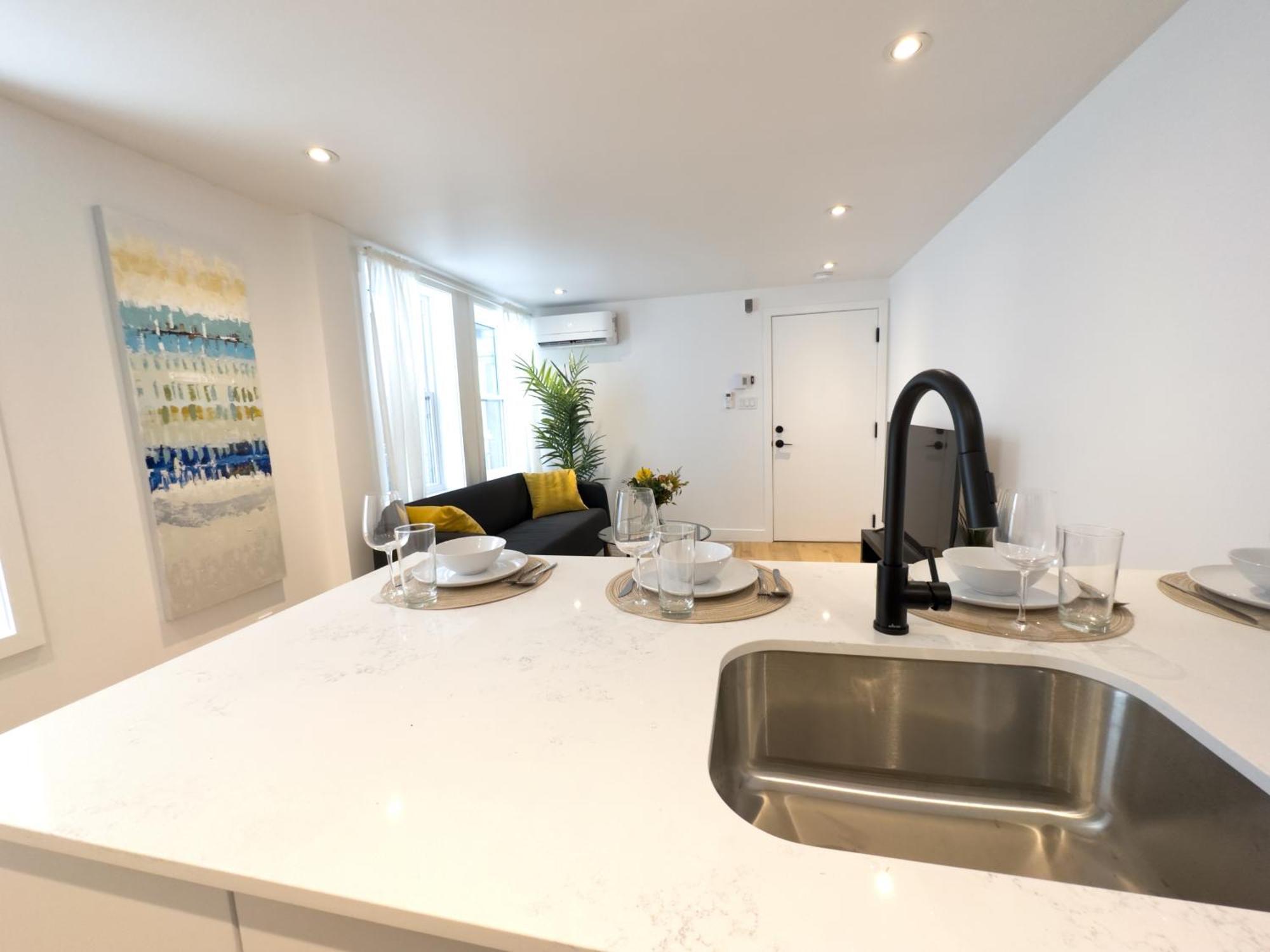 Gorgeous Renovated 3 Bedr Downtown 2mins To Metro! Montreal