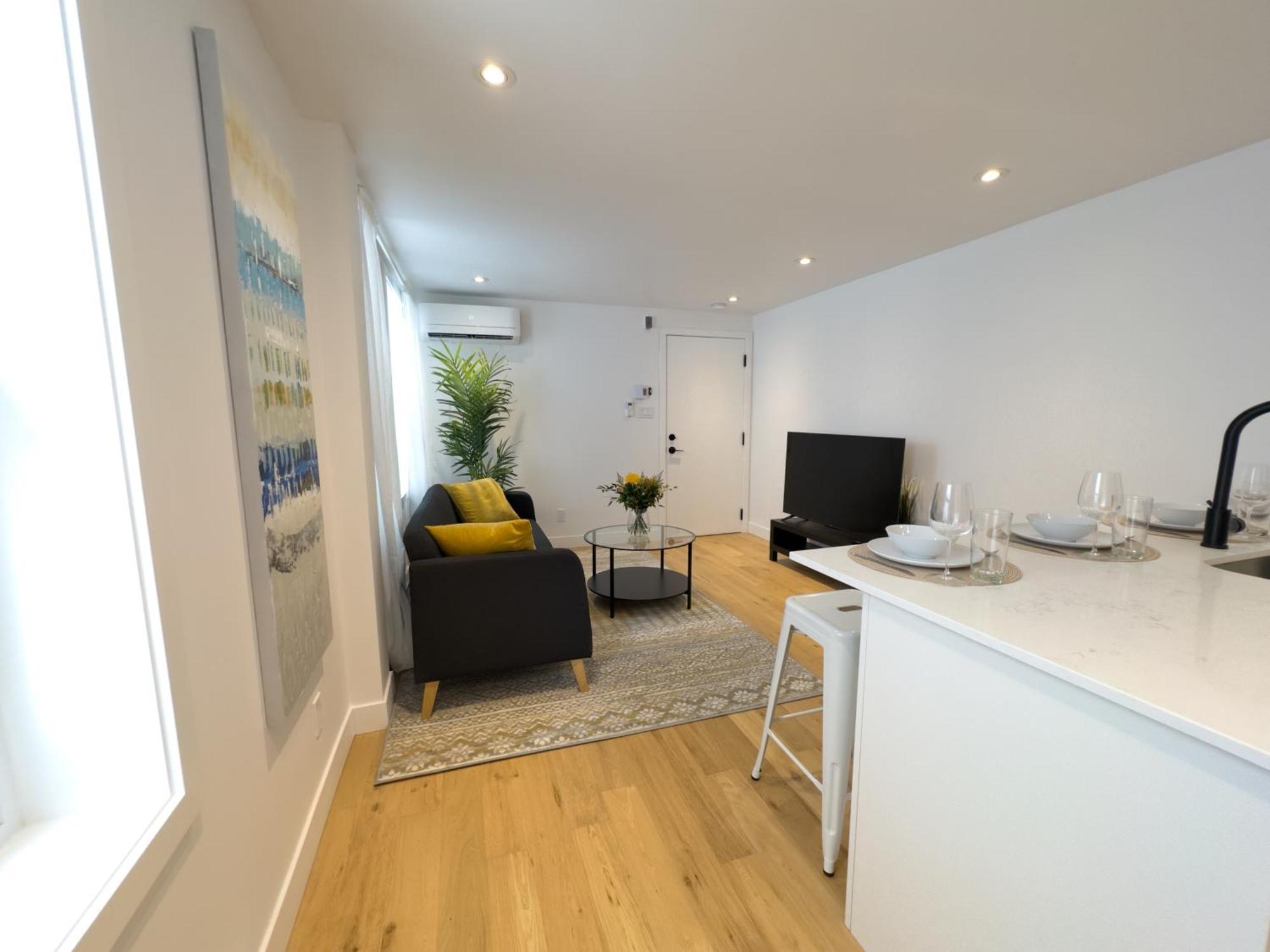 Gorgeous Renovated 3 Bedr Downtown 2mins To Metro! * Montreal