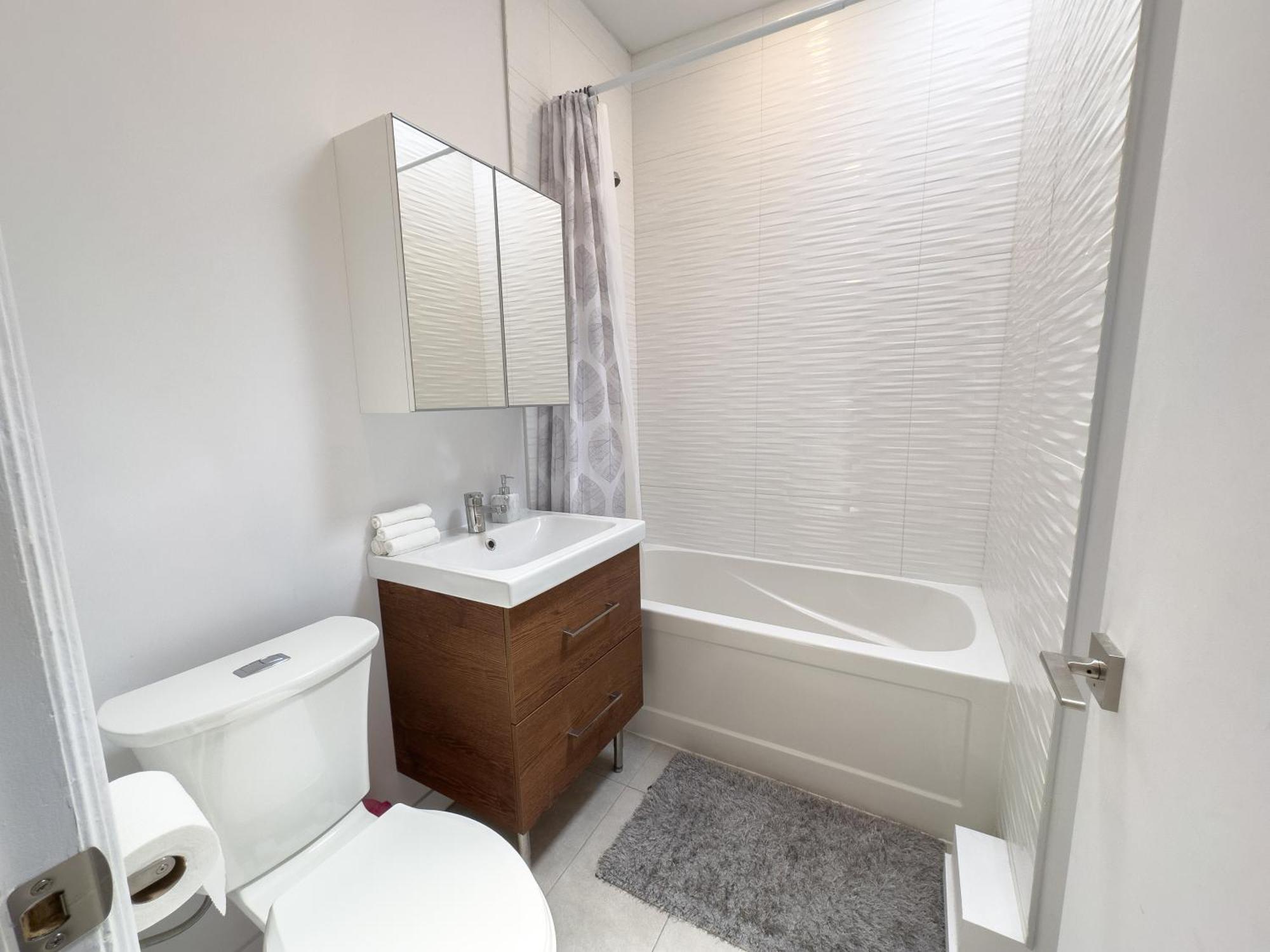 Stunning 3 Bedr ~ 2min Walk To Metro Maria Apartment