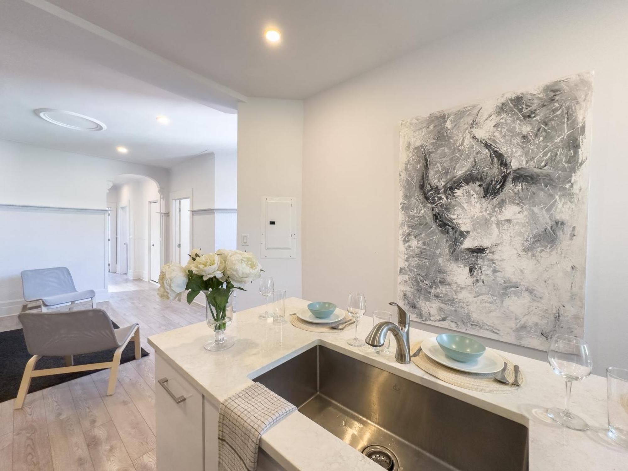 Stunning 3 Bedr ~ 2min Walk To Metro Maria * Montreal
