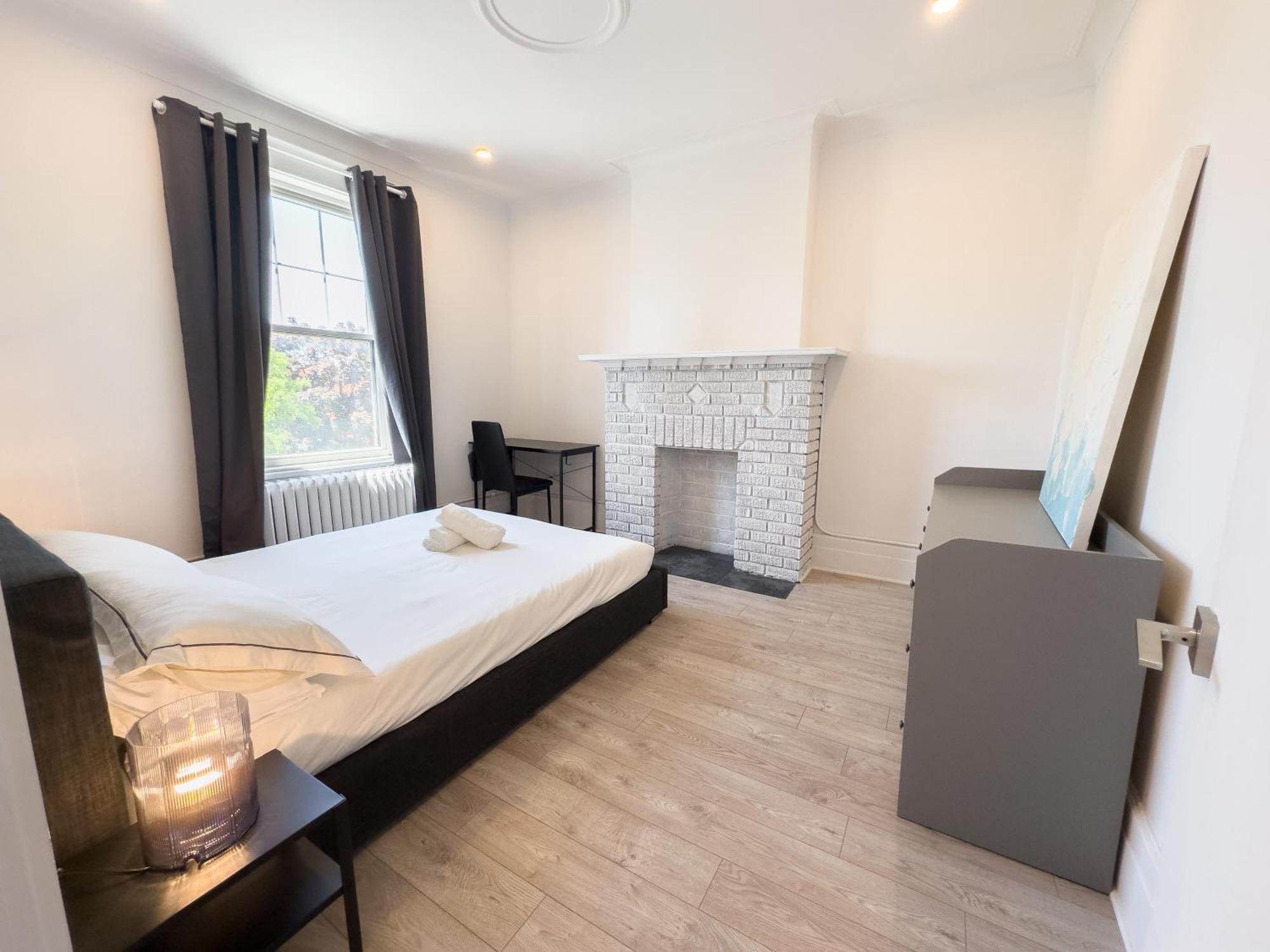 Stunning 3 Bedr ~ 2min Walk To Metro Maria * Montreal